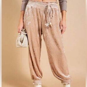 Artistic Works by Lu 
Tan-peach velvet pants- jogger Size M